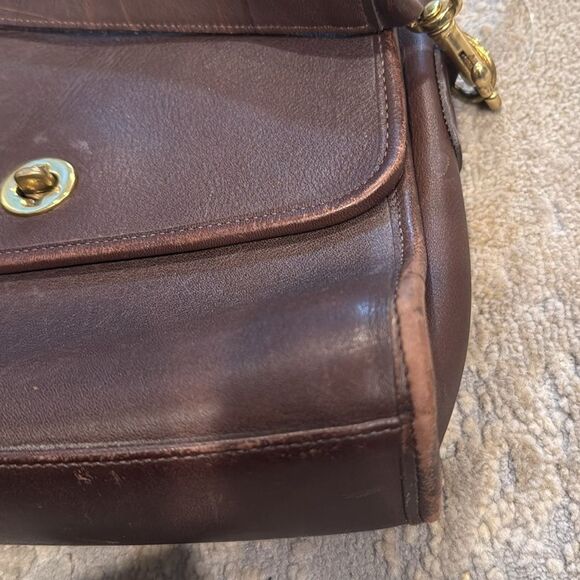 Coach
Leather handbag
Brown, Leather made in USA 1992 GUc check
With book - Picture 2 of 16